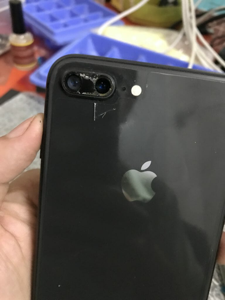 iPhone 8 Plus vỡ mặt kính, nên làm gì để khắc phục?